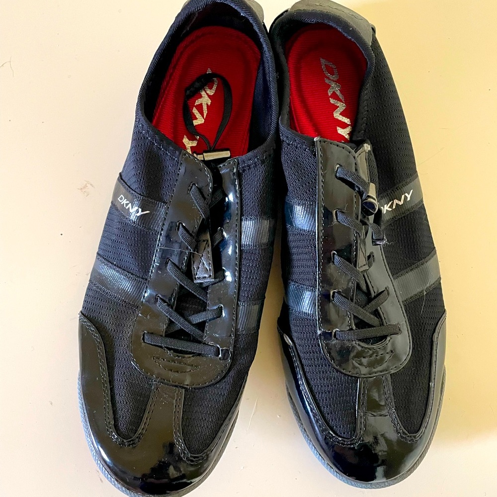 DKNY women tennis shoes new without tags size 6.5